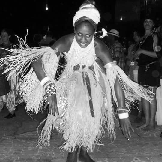 Danse AFRO Brésilienne Les atelier de danse AFRO SAMBA Brésilienne avec Lizandra Duarte visent à développer la pratique du langage corporel par le biais de l'esthétique des mouvements Afro brésiliens et des influences des danses africaines traditionnelles basées sur l'histoire et les danses des orixás ou des Vodouns, de façon contemporaine, moderne et populaire, sur toute la durée, sans perdre l'ancêtre d'origine, son identité, son héritage, l'ascendance de la diaspora africaine noire et leurs caractéristiques personnelles. Cours éducatifs, culturels qui favorisent l'amélioration de la coordination motrice, nécessaire à la recherche des différents langages et des limites du corps, par le biais de ses mouvements ainsi que sa dextérité, de l'enseignement de la danse de Matrice afro-brésilienne.
