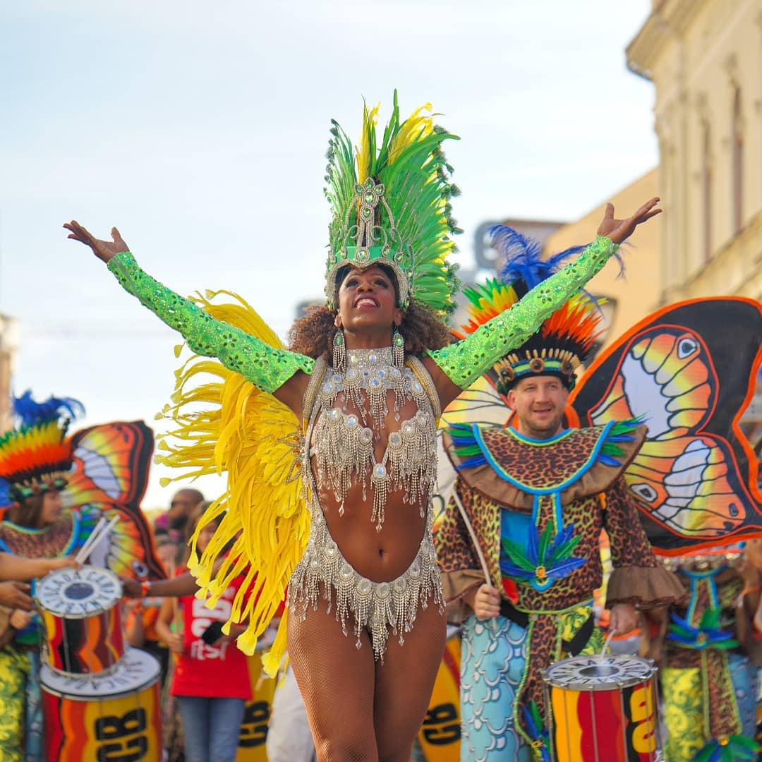 Samba de Passista- Rio de janeiro La Samba, C'est une danse brésilienne, mondialement connue, née à partir des rituels africains à Bahia au 19° siècle. Elle est pratiquée par les Passistes d'école de Samba et dans les pagodesau Brésil. Interdit au 20° siècle, la danse et le chant était classé comme faisant partie de la culture noire encore mal vue à l'époque. C'est une danse populaire, considérée au Brésil comme la danse nationale du pays. Parmi les danses latino-américaines, La Samba est considérée comme la plus animée et rythmée.