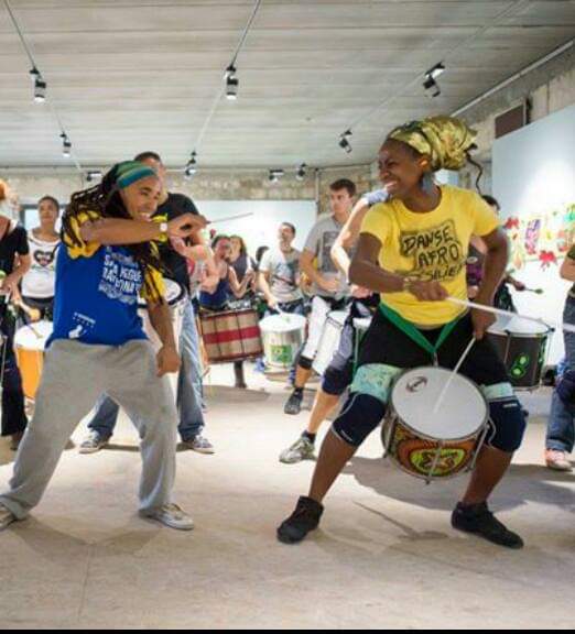 Percussion Bresilienne, Batuaca, Carnaval, Animation, Solo Timbau, Concert, L'ensemble des instruments de percussions brésiliennes constituent une "batucada" (bateria en portugais) dont le battement, constitue le cœur d'un défilé de carnaval brésilien. C'est un mélange de rythmes dans une parfaite cadence, qui met une ambiance considérable dans les manifestations festives et animations déambulatoires. Composée par des percussionnistes, découvrez des musiciens costumés comme au carnaval de Rio de Janeiro ou Salvador de Bahia. Consultez nous concernant le "Team Building" batucada : Cours de percussions dans votre entreprise. Des ateliers pour débutants. Le partage sera par secteurs percussifs et catégories d'instruments : surdos, tambourins, caisses, chocalhos, timbals , agogos... On apporte les instruments pour tous.