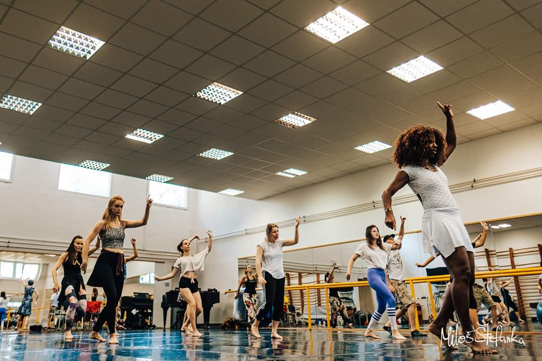 SWING BAIANO La classe Swing Bahia est un cours de danse qui utilise les rythmes de Bahia/ Brésil comme thème musical. Vise à lutter contre le stress, d'améliorer la coordination main-oeil et d'améliorer la condition aérobie. En plus de tout cela, la danse apporte le sentiment de bien être et qualité de vie. Swing Baiano Intensité : Moyen à élevé INDICATION : Adultes. Hommes et femmes. CONTRE-INDICATIONS : Restrictions médicales. AVANTAGES : Minceur, améliore l'estime de soi, condition physique et la motricité. Endurance cardio-respiratoire Cardio respiratoire Endurance Rythme et moteur coordination rythme et coordination motrice.
